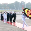 Thủ tướng Nguyễn Xuân Phúc dẫn đầu Đoàn đại biểu dự Đại hội Thi đua yêu nước toàn quốc lần thứ X đặt vòng hoa và vào Lăng viếng Chủ tịch Hồ Chí Minh. (Ảnh: Thống Nhất/TTXVN)