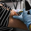 Tiêm chủng vắcxin ngừa Covid-19 cho một tình nguyện viên tại Hollywood, Florida, Mỹ, ngày 13/8/2020. (Nguồn: AFP/TTXVN) 