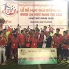 Ban tổ chức trao giải Nhất cho đội FC Xây dựng. (Ảnh: Thu Phương/TTXVN) 