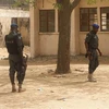 Cảnh sát gác tại một trường học ở miền Bắc Nigeria. (Nguồn: AFP/TTXVN) 