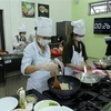 Các thí sinh tham gia chế biến món ăn tại cuộc thi. (Ảnh: Trần Lê Lâm/TTXVN) 