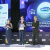 Đại diện Vinamilk nhận chứng nhận thương hiệu Việt Nam dẫn đầu 2020 của Tạp chí Forbes Việt Nam. (Ảnh: Mỹ Phương/TTXVN). 