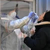 Nhân viên y tế lấy mẫu xét nghiệm COVID-19 cho người dân tại Seoul, Hàn Quốc ngày 16/12/2020. (Nguồn: AFP/TTXVN) 