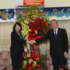 Phó Chủ tịch nước Đặng Thị Ngọc Thịnh tặng hoa, quà chúc mừng Tổng Liên hội Hội thánh Tin Lành Việt Nam (miền Nam) và Mục sư, Hội trưởng Thái Phước Trường nhân lễ Giáng sinh 2020 và Tết dương lịch 2021. (Ảnh: Thanh Vũ/TTXVN) 