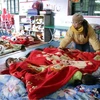 Giáo viên luôn chăm sóc cho giấc ngủ của học sinh đặc biệt trong những ngày nhiệt độ xuống thấp tại Trường mầm non Tủa Sín Chải, huyện Sìn Hồ. (Ảnh: Quý Trung/TTXVN) 