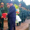 Lễ an táng hài cốt liệt sỹ tại Nghĩa trang Liệt sỹ huyện Hướng Hóa. (Ảnh: Hồ Cầu/TTXVN) 