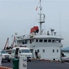 Trung tâm Y tế dự phòng tỉnh Bà Rịa-Vũng Tàu thực hiện test nhanh COVID-19 đối với 11 thuyền viên tàu Xin Hong tại cầu cảng Trung tâm Phối hợp tìm kiếm, cứu nạn Hàng hải khu vực III. (Ảnh: Huỳnh Phúc Sơn/TTXVN) 
