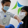 Tiêm vắcxin ngừa bệnh viêm đường hô hấp cấp COVID-19 cho người dân tại Dubai, UAE, ngày 23/12/2020. (Nguồn: AFP/TTXVN) 