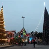 Hai cây thông Noel cỡ lớn được trang hoàng tại Vương cung thánh đường Đức Mẹ Phú Nhai (xã Xuân Phương, huyện Xuân Trường). (Ảnh: Văn Đạt/TTXVN) 