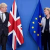 Chủ tịch Ủy ban châu Âu (EC) Ursula von der Leyen (phải) và Thủ tướng Anh Boris Johnson trong cuộc gặp tại Brussels, Bỉ, ngày 9/12/2020. (Nguồn: THX/TTXVN) 
