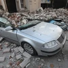 Các phương tiện bị phá hủy tại hiện trường đổ nát sau trận động đất ở thành phố Sisak, Croatia ngày 29/12/2020. (Nguồn: THX/TTXVN) 