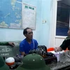 Các ngư dân bị nạn tại Đồn Biên phòng Phước Lộc, thị xã La Gi, Bình Thuận. (Nguồn: TTXVN phát) 