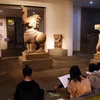Sinh viên tham quan tìm hiểu về các Bảo vật Quốc gia đang được trưng bày tại Bảo tàng Điêu khắc Chăm (Đà Nẵng). (Ảnh: Trần Lê Lâm/TTXVN) 