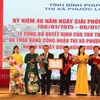 Lãnh đạo tỉnh Bình Phước thừa Ủy quyền trao quyết định của Thủ tướng công nhận thị xã Phước Long hoàn thành nhiệm vụ xây dựng nông thôn mới. (Ảnh: Sỹ Tuyên/TTXVN) 