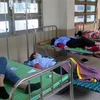 Các công nhân bị ngộ độc thực phẩm đang được điều trị tại Bệnh viện Đa khoa tỉnh Phú Yên. (Ảnh: Xuân Triệu/TTXVN) 