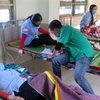 Các công nhân bị ngộ độc thực phẩm đang được điều trị tại Bệnh viện Đa khoa tỉnh Phú Yên. (Ảnh: Xuân Triệu/TTXVN) 