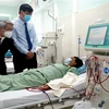 Ông Lê Hòa Bình, Phó Chủ tịch Ủy ban Nhân dân Thành phố Hồ Chí Minh, thăm hỏi bệnh nhân chạy thận đầu tiên tại Trung tâm Lọc máu theo tiêu chuẩn Nhật Bản, Bệnh viện Nguyễn Tri Phương. (Ảnh: Đinh Hằng/TTXVN) 