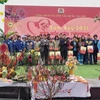 Ông Nguyễn Đức Lợi, Ủy viên Trung ương Đảng, Tổng Giám đốc Thông tấn xã Việt Nam trao quà tặng người lao động có hoàn cảnh khó khăn. (Ảnh: Nguyễn Cúc/TTXVN) 
