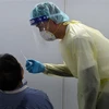Nhân viên y tế lấy mẫu xét nghiệm COVID-19 cho người dân tại Singapore ngày 6/11/2020. (Nguồn: AFP/TTXVN) 
