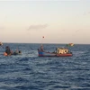 Kéo xác tàu cá BT 93998 TS về Côn Đảo. (Nguồn: TTXVN phát) 