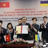 Lễ ký kết Biên bản ghi nhớ giữa Ủy ban chứng khoán Nhà nước Việt Nam và Ủy ban Chứng khoán và Giao dịch chứng khoán Quốc gia Ukraine. (Ảnh: Trần Việt/TTXVN) 