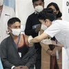 Nhân viên y tế tiêm vắcxin phòng COVID-19 cho người dân tại New Delhi, Ấn Độ, ngày 16/1/2021. (Nguồn: Kyodo/TTXVN) 