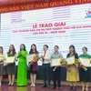 Các tác giả nhận Giải Báo chí Du lịch Thành phố Hồ Chí Minh năm 2020 ở thể loại báo in-báo điện tử. (Nguồn: TTXVN phát) 