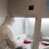 Thử nghiệm thiết bị xét nghiệm chẩn đoán SARS CoV-2. (Ảnh: Hoàng Nguyên/TTXVN) 