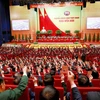 Các đại biểu biểu quyết, thông qua Nghị quyết Đại hội XIII Đảng Cộng sản Việt Nam. (Nguồn: TTXVN) 