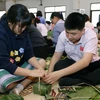 [Photo] Trường song ngữ Lào-Việt Nam Nguyễn Du gói bánh chưng đón Tết
