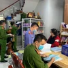 Cơ quan chức năng khám xét nơi ở của ông Nguyễn Tiến Minh. (Nguồn: VTC) 