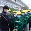 Công nhân, cán bộ thi công đều được kiểm tra thân nhiệt, xét nghiệm trước khi vào công trường Bệnh viện dã chiến số 3 của Hải Dương. (Ảnh: TTXVN phát) 