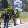 Binh sỹ và cảnh sát Italy làm nhiệm vụ tại khu vực biên giới với Pháp ở gần Menton, khi Italy quyết định mở cửa lại biên giới với châu Âu trong bối cảnh dịch COVID-19 được kiềm chế, ngày 3/6//2020. (Nguồn: AFP/TTXVN) 