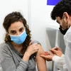 Nhân viên y tế tiêm vắcxin phòng COVID-19 cho người dân tại Tel Aviv, Israel, ngày 4/2/2021. (Nguồn: THX/TTXVN) 