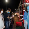 Tất cả các hành khách cùng lái xe, phụ xe đều phải thực hiện việc khai báo y tế, đo thân nhiệt trước khi ra, vào Quảng Ninh. (Ảnh: Văn Đức/TTXVN) 