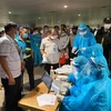 Nhân viên y tế làm thủ tục lấy mẫu xét nghiệm cho người làm việc tại sân bay Tân Sơn Nhất, ngày 6/2. (Nguồn: TTXVN phát) 