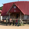 Chính quyền huyện Mang Yang đến thăm, động viên, chúc Tết các đối tượng theo tà đạo Hà Mòn tại làng Kret Krot đã được cảm hóa, trở về địa phương. (Ảnh: Hồng Điệp/TTXVN) 