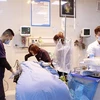 Các bác sỹ bệnh viện đa khoa Hùng Vương đang cấp cứu nạn nhân. (Ảnh: Trung Kiên/TTXVN) 