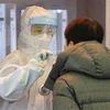 Nhân viên y tế lấy mẫu xét nghiệm COVID-19 cho người dân tại Seoul, Hàn Quốc ngày 23/1/2021. (Nguồn: Yonhap/TTXVN) 