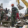 Lực lượng cứu hộ khắc phục hậu quả tại hiện trường đổ nát của trận động đất ở Mamuju, Tây Sulawesi, Indonesia, ngày 17/1/2021. (Nguồn: THX/TTXVN) 
