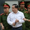 Cảnh sát dẫn giải bị cáo bị cáo Phan Văn Anh Vũ (sinh năm 1975, Chủ tịch Hội đồng quản trị Công ty cổ phần Xây dựng 79, Công ty cổ phần Bắc Nam 79) về trại giam. (Ảnh: Doãn Tấn/TTXVN) 