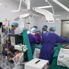 Phẫu thuật ghép tim cho bệnh nhân tại bệnh viện Hữu nghị Việt Đức. (Nguồn: TTXVN phát)