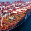 Bốc dỡ hàng hóa tại cảng Thanh Đảo, tỉnh Sơn Đông, Trung Quốc. (Nguồn: globaltimes.cn) 