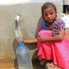 Trẻ em lấy nước tại Hajjah, Yemen. (Nguồn: AFP/TTXVN) 