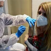 Tiêm vaccine phòng COVID-19 của AstraZeneca cho người dân tại Milan, Italy ngày 9/3/2021. (Nguồn: AFP/TTXVN) 