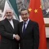 Ngoại trưởng Trung Quốc Vương Nghị (phải) và người đồng cấp Iran Mohammad Javad Zarif. (Nguồn: AP) 