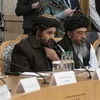 Phái đoàn của Taliban do người sáng lập Mullah Abdul Ghani Baradar (giữa) dẫn đầu trong cuộc đàm phán hòa bình với đại diện Chính phủ Afghanistan tại Moskva, Nga ngày 18/3/2021. (Nguồn: AFP/TTXVN) 