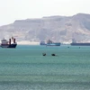 Các tàu hàng neo đậu chờ thông tuyến qua kênh đào Suez, Ai Cập, sau sự cố tàu Ever Given mắc kẹt tại đây, ngày 28/3/2021. (Nguồn: AFP/TTXVN) 