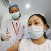 Nhân viên y tế tiêm vaccine cho người dân tại Phnom Penh, Campuchia ngày 2/3/2021. (Nguồn: THX/TTXVN) 
