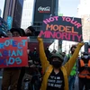 Người dân tham gia tuần hành biểu thị tình đoàn kết với người Mỹ gốc châu Á tại New York, Mỹ, ngày 20/3/2021. (Nguồn: THX/TTXVN) 